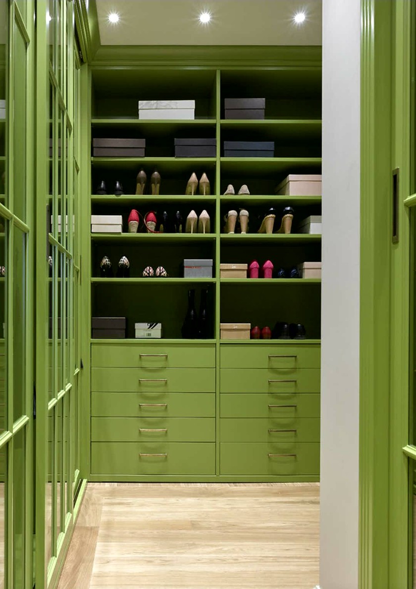 Г-образная гардеробная комната в зеленом цвете Электросталь