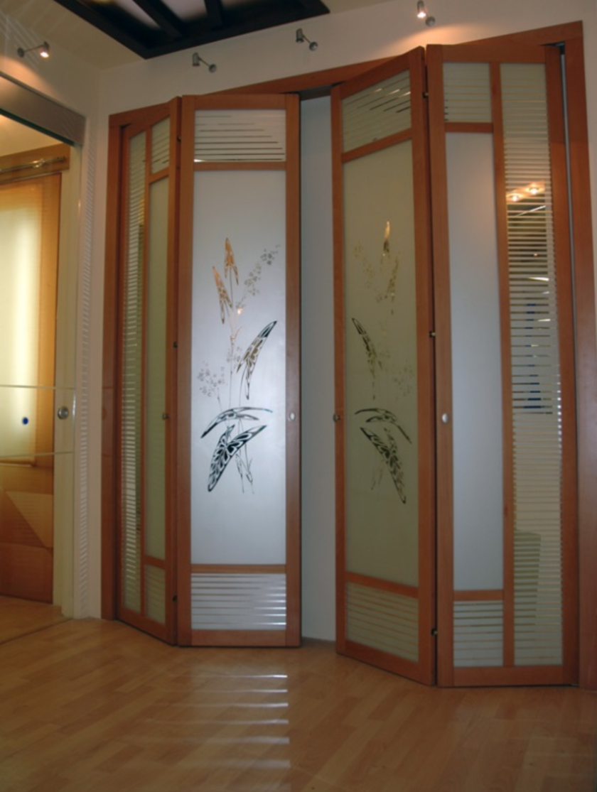 Широкие двери гармошка с матовым стеклом и рисунком Электросталь